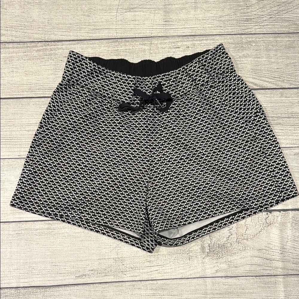 🍋Women’s Lululemon On The Fly Short 2.5” size 4 monochromatic black🍋 - Picture 2 of 16